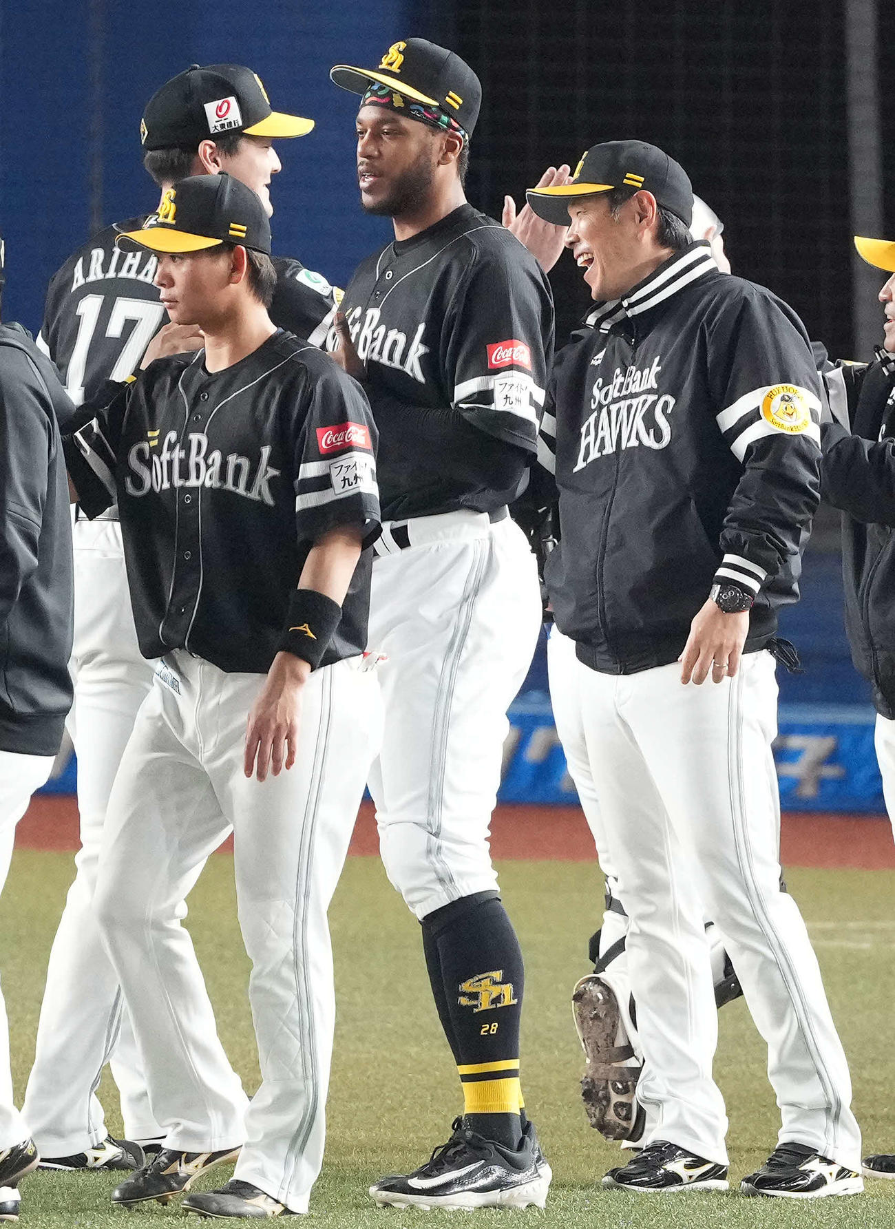ロッテ対ソフトバンク　ロッテに勝利し、有原（左奥）を笑顔で迎える度小久保監督（右）（撮影・鈴木みどり）