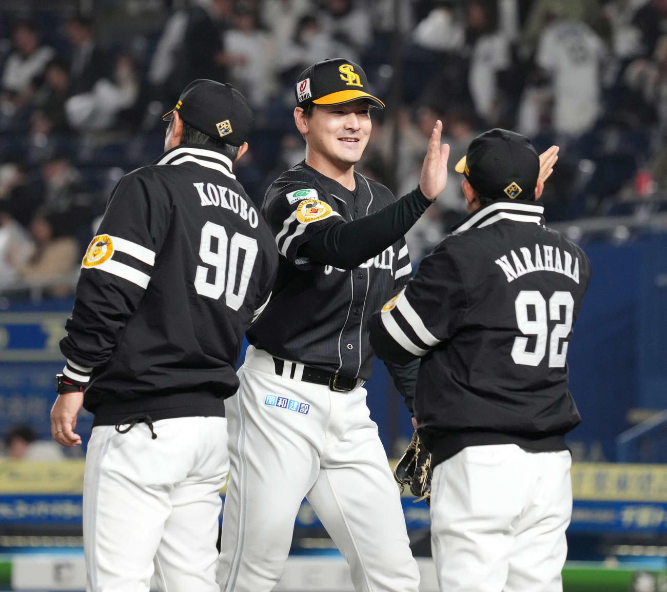 ロッテ対ソフトバンク　完投で今季2勝目を飾り笑顔を見せるソフトバンク先発の有原。左は小久保監督（撮影・小沢裕）