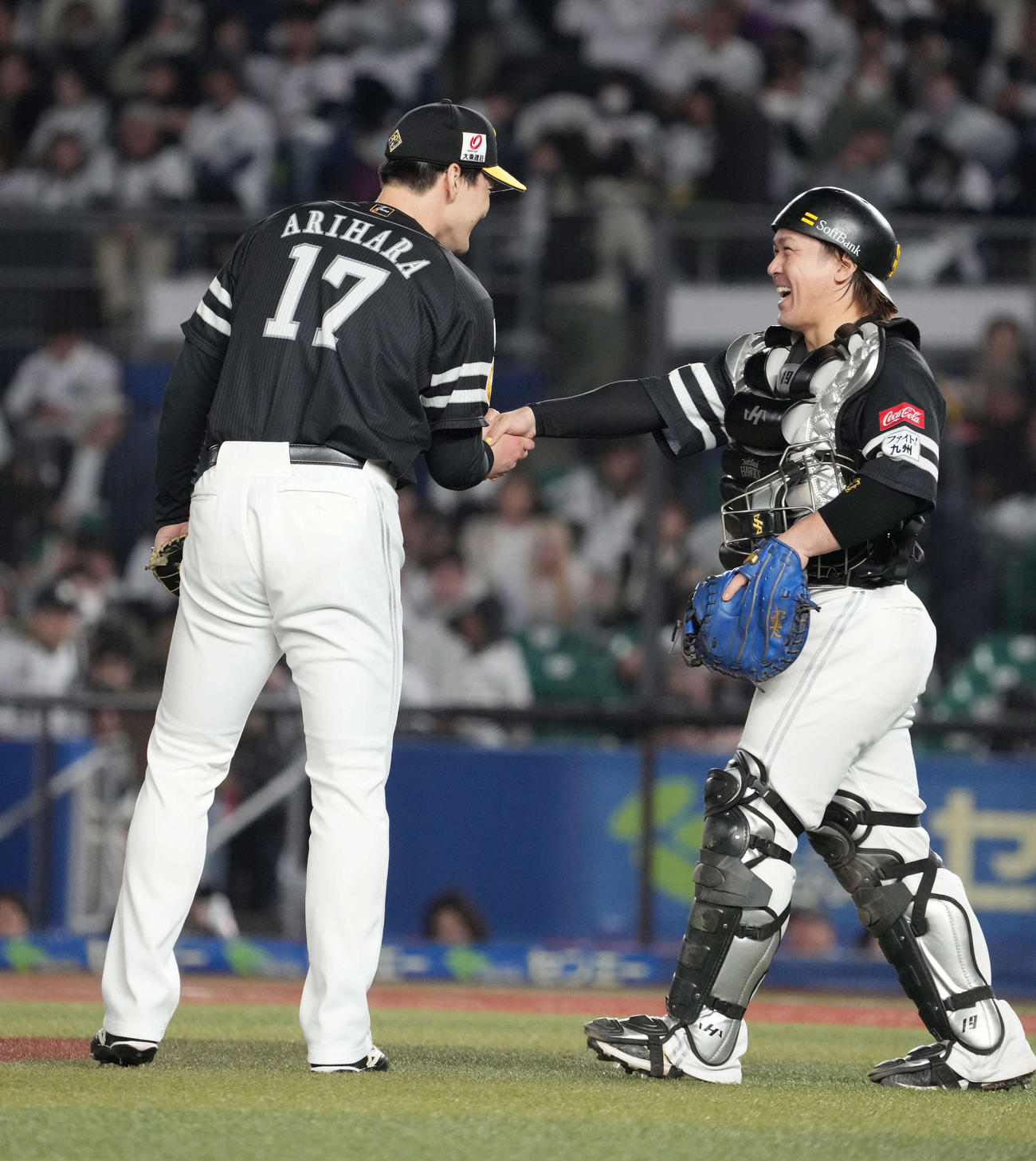 ロッテ対ソフトバンク　完投で今季2勝目を飾ったソフトバンク先発の有原（左）は甲斐の祝福を受ける（撮影・小沢裕）