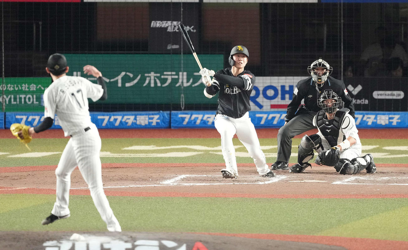 ロッテ対ソフトバンク　7回表ソフトバンク2死二塁、左適時二塁打を放つ川村。投手佐々木（撮影・鈴木みどり）
