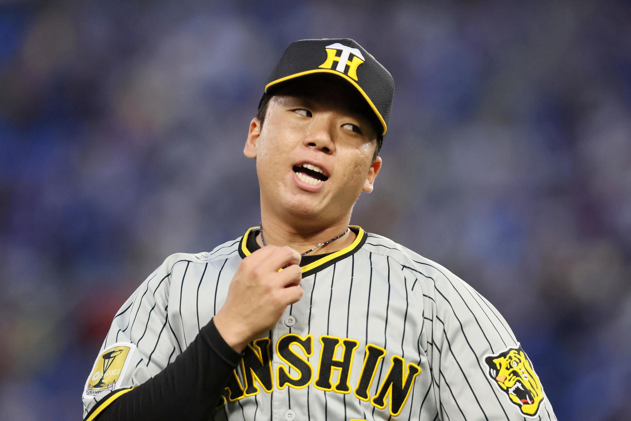 DeNA対阪神　2回裏、山本に右適時打を許して失点し悔しそうな表情でベンチへ引き揚げる村上（撮影・加藤哉）