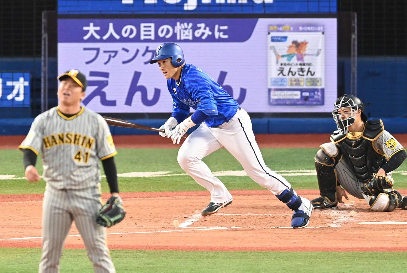 DeNA対阪神　2回裏DeNA2死三塁、山本は右前適時打を放つ。投手村上（撮影・山崎安昭）