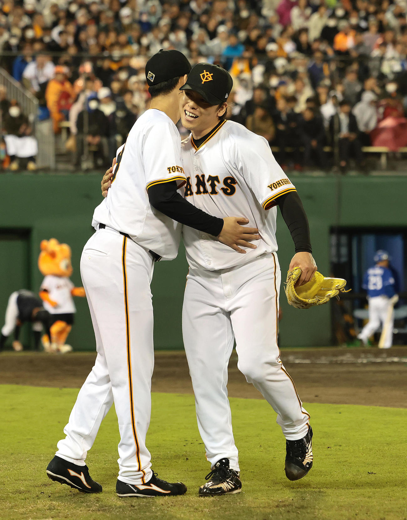 巨人対中日　7回途中、好リリーフを見せた巨人高梨（右）を迎える山崎伊（撮影・足立雅史）