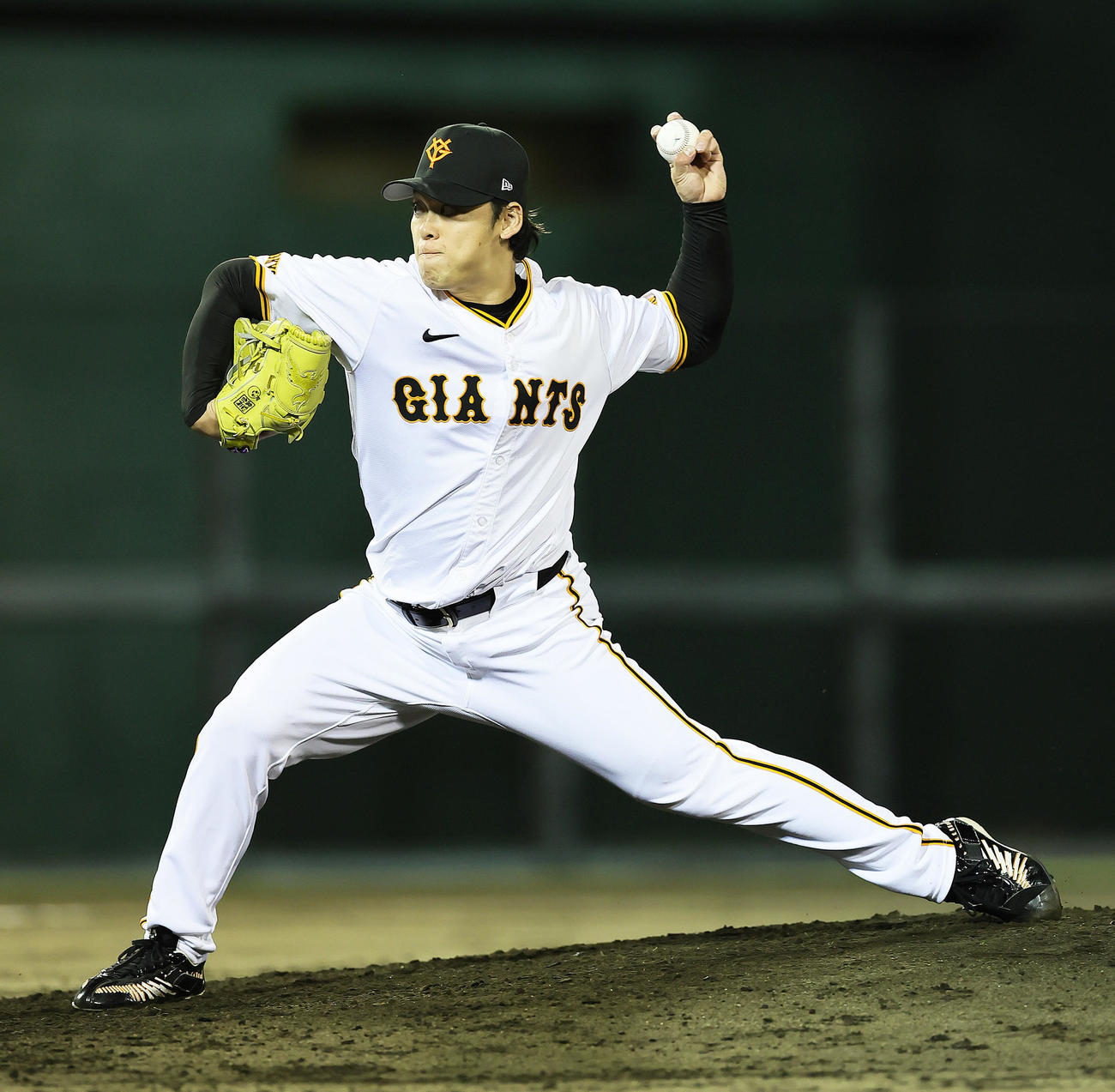 巨人対中日　7回途中から登板した巨人高梨（撮影・足立雅史）