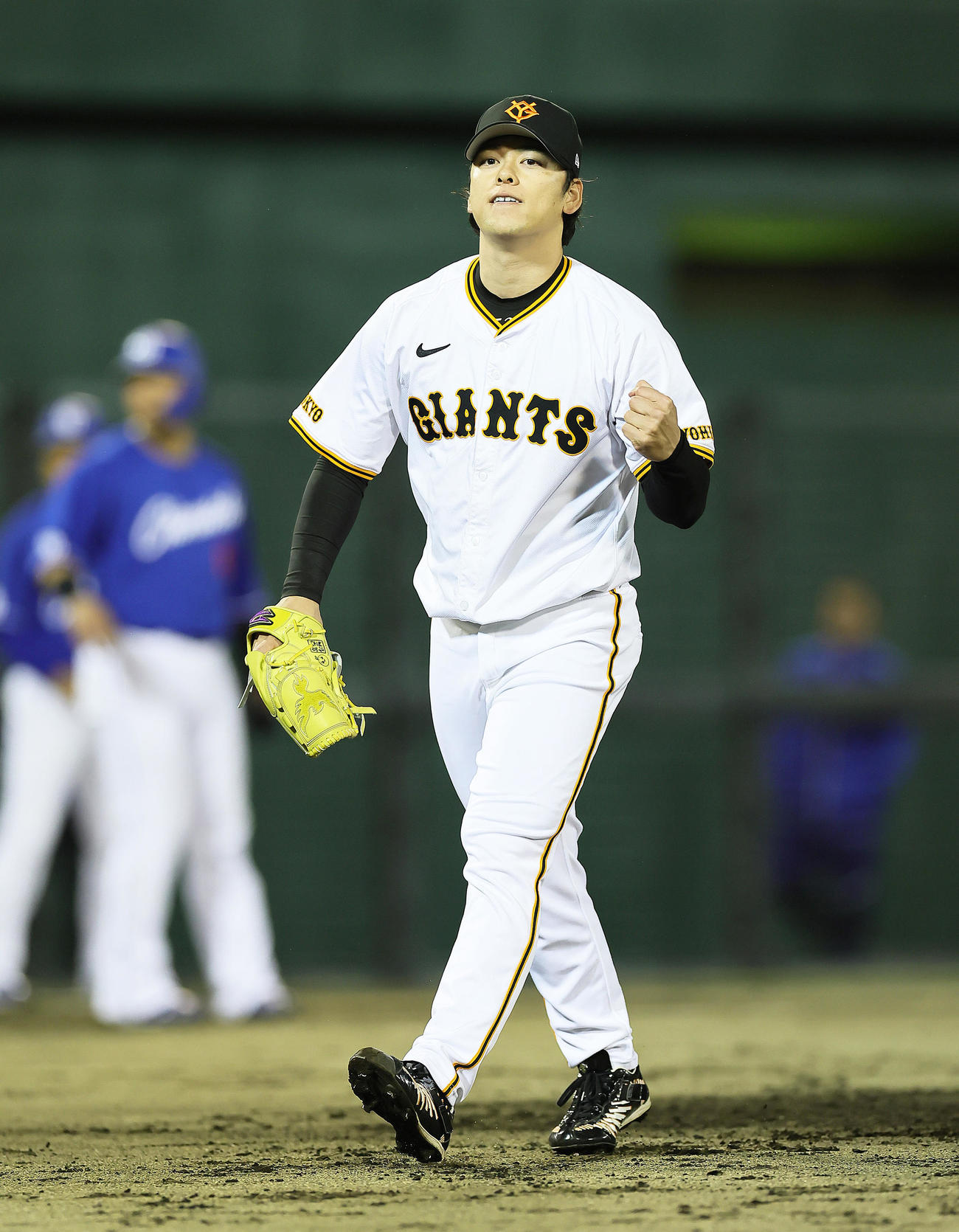 巨人対中日　7回表中日2死一、三塁、山本を空振り三振に仕留めガッツポーズする高梨（撮影・足立雅史）
