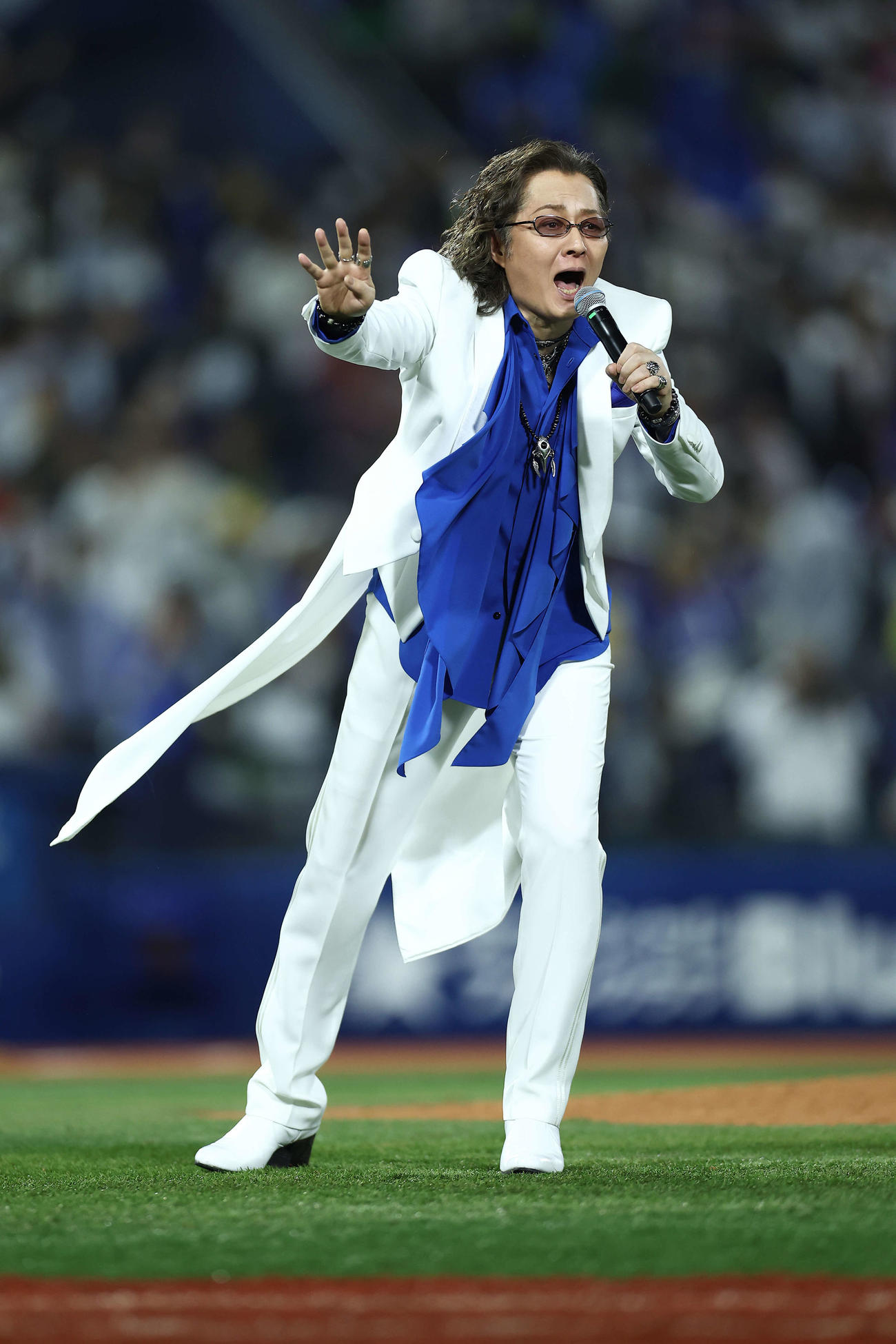 DeNA対阪神　試合後、グラウンドであいさつする米米CLUB石井竜也（撮影・河田真司）