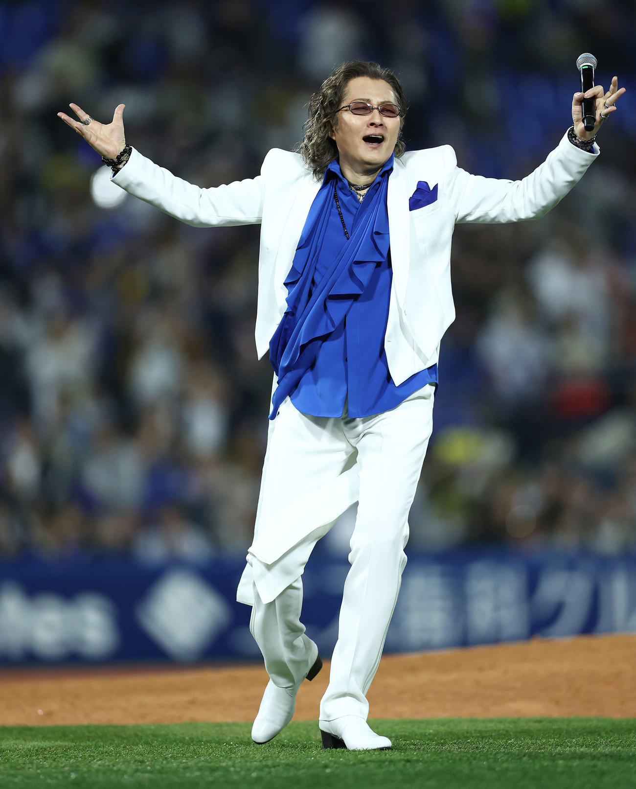 DeNA対阪神　試合後、グラウンドであいさつする米米CLUB石井竜也（撮影・河田真司）