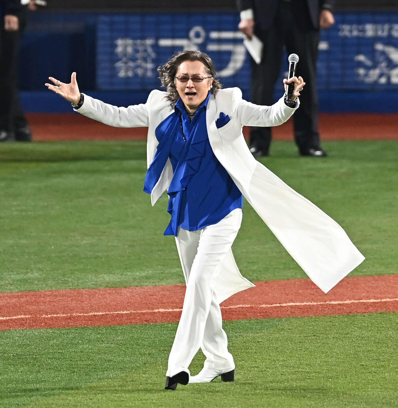 DeNA対阪神　試合が長引き予定していたライブが中止となった石井竜也はMCで観客を盛り上げる（撮影・山崎安昭）