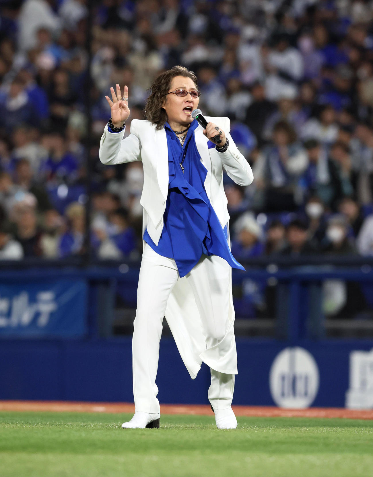 DeNA対阪神　試合時間が長くなりコンサート中止に顔見せしあいさつする石井竜也（撮影・加藤哉）