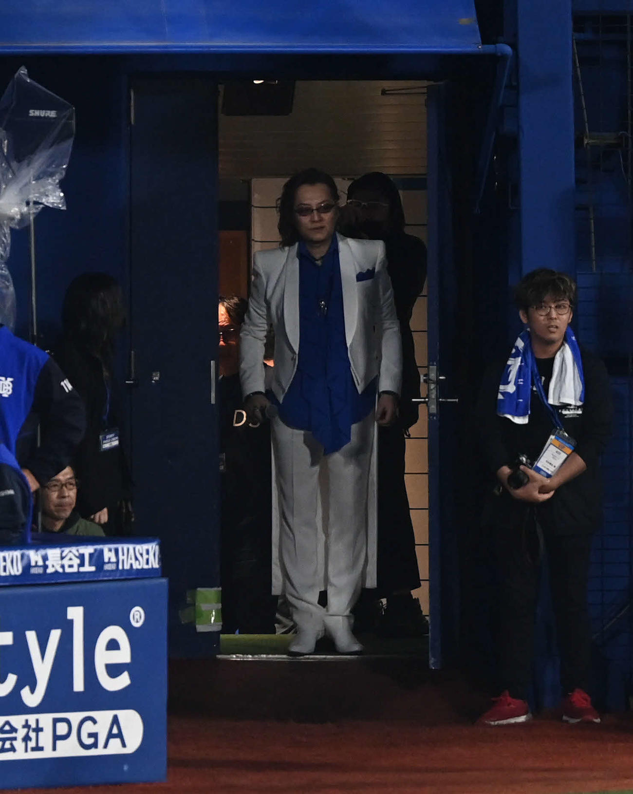 DeNA対阪神　試合が長引き予定していたライブが中止となった石井竜也は観客への説明に備える（撮影・山崎安昭）