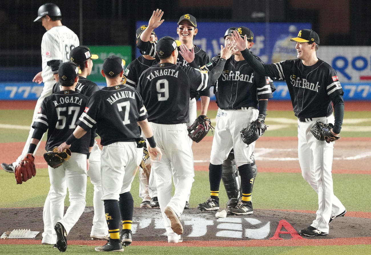 ロッテ対ソフトバンク　完投勝利し、ナインとハイタッチするソフトバンク有原（右）（撮影・鈴木みどり）