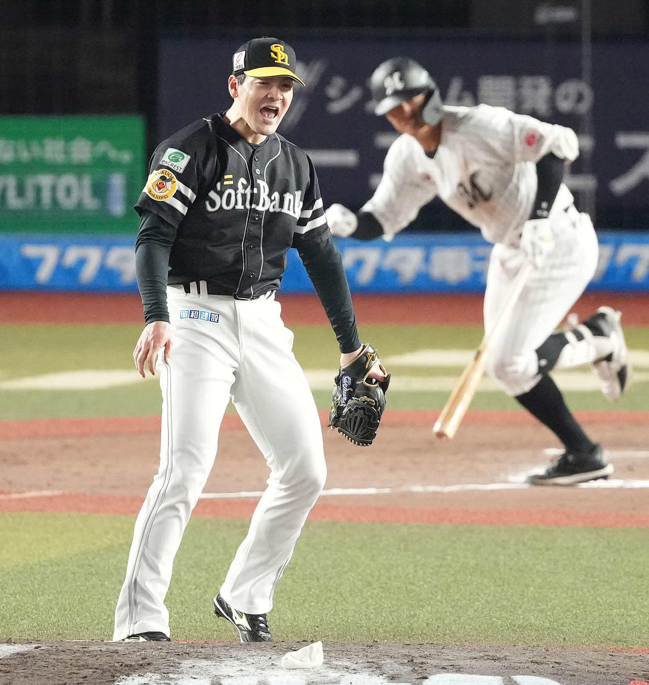 ロッテ対ソフトバンク　8回裏ロッテ1死一塁、中村奨を遊ゴロ併殺に仕留める有原（撮影・鈴木みどり）