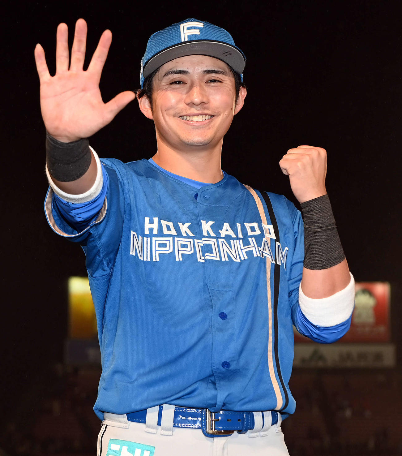 楽天対日本ハム　チーム5連勝に笑顔でポーズを決める日本ハム上川畑（撮影・たえ見朱実）