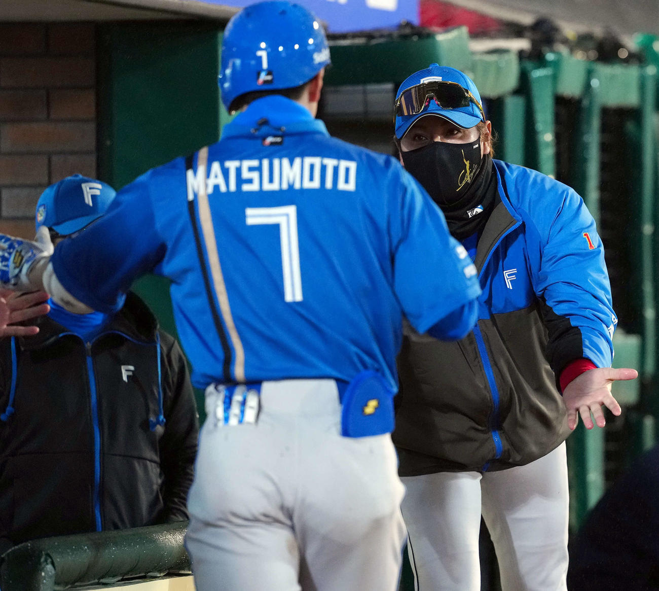 楽天対日本ハム　12回表日本ハム無死二塁、送りバントを成功させた松本剛を迎える新庄監督（撮影・たえ見朱実）