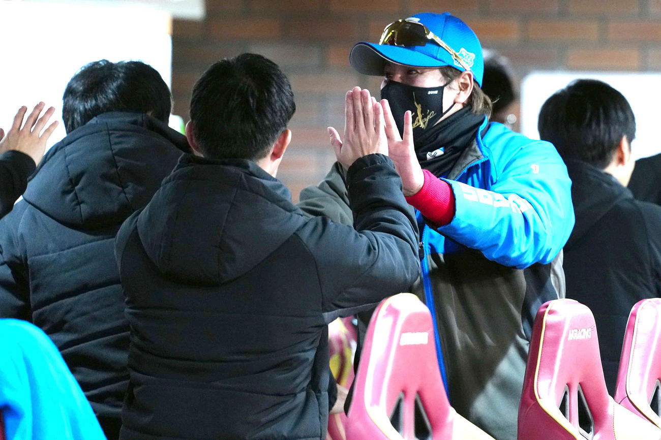 楽天対日本ハム　延長の末、楽天に勝利しスタッフとハイタッチをする日本ハム新庄監督（撮影・たえ見朱実）