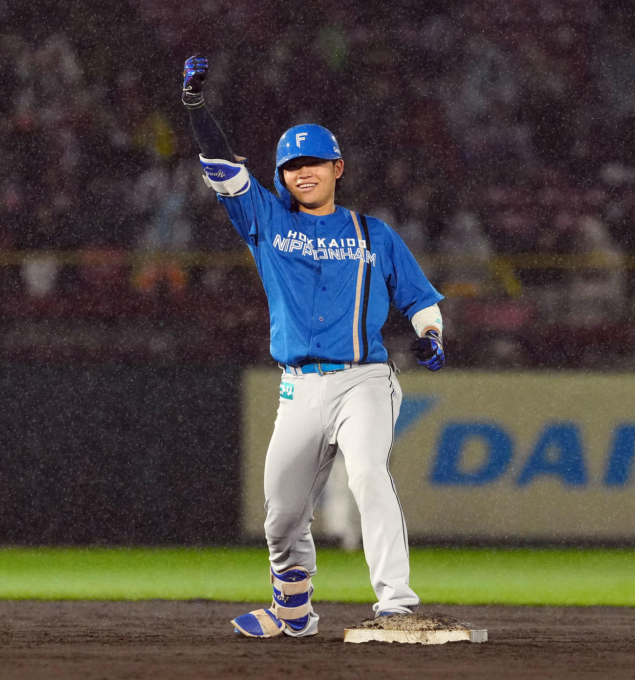 楽天対日本ハム　12回表日本ハム無死、二塁打を放った田宮（撮影・たえ見朱実）