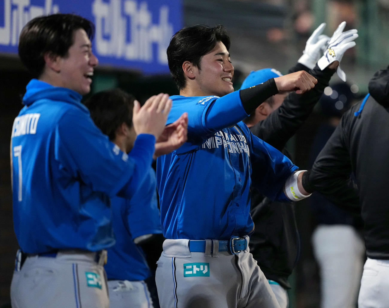 楽天対日本ハム　6回表日本ハム2死一、三塁、右前に適時打を放った石井をに笑顔を見せる清宮（撮影・たえ見朱実）