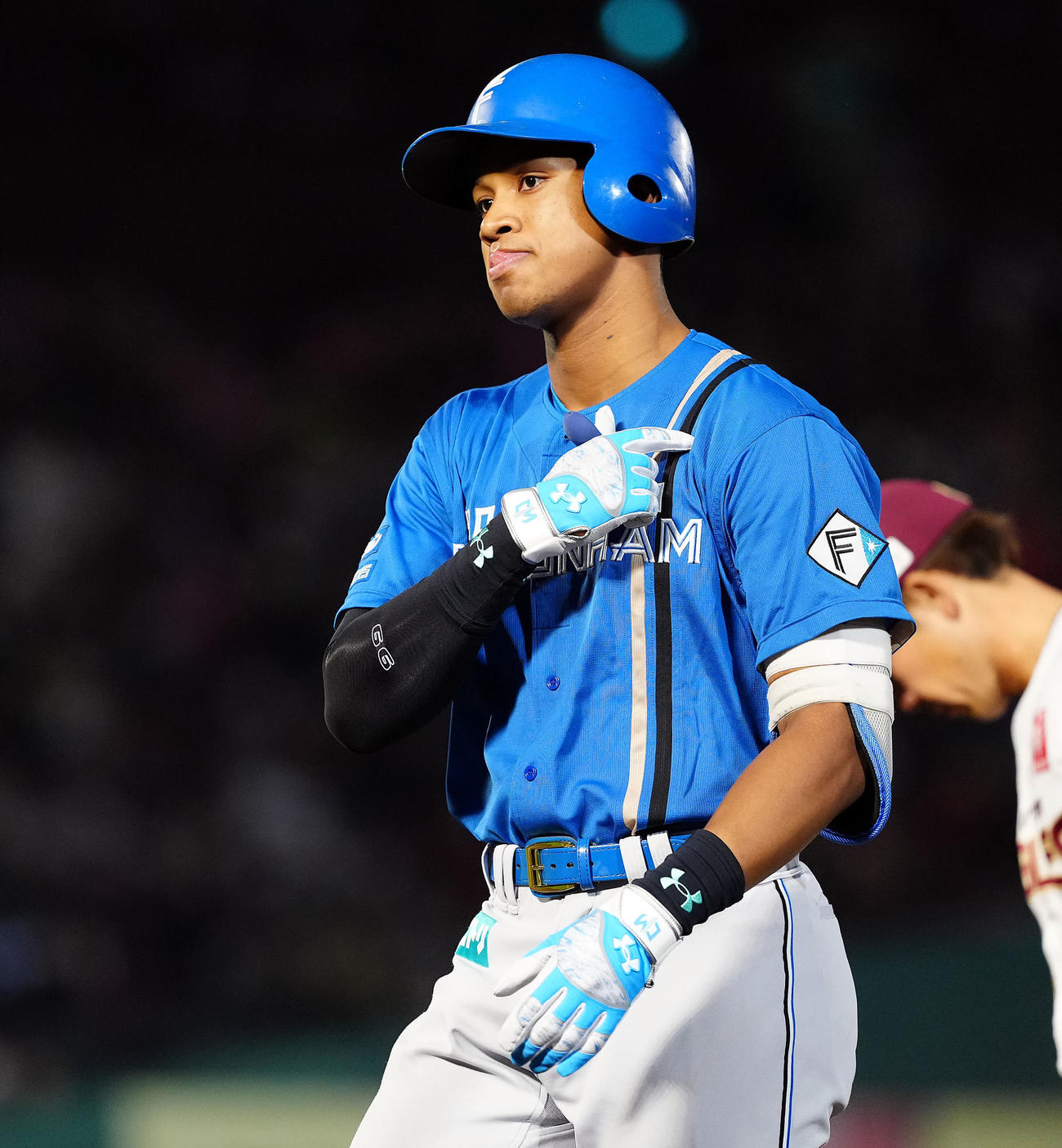 楽天対日本ハム　6回表日本ハム無死一塁、左前に安打を放ちポーズを決める万波（撮影・たえ見朱実）