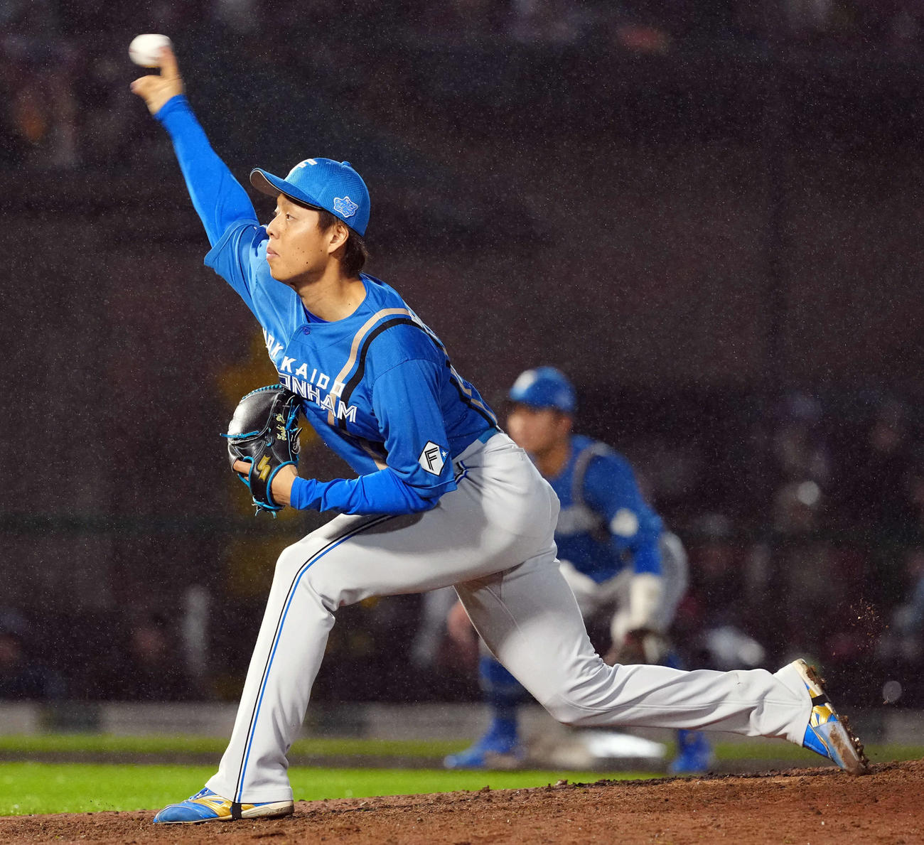 楽天対日本ハム　12回からマウンドに上がった日本ハム杉浦（撮影・たえ見朱実）