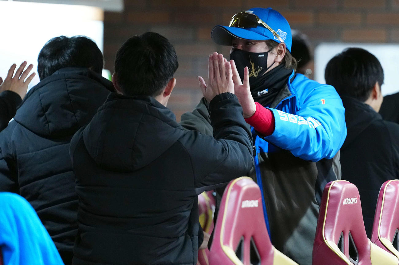 楽天対日本ハム　延長の末、楽天に勝利しスタッフとハイタッチをする日本ハム新庄監督（撮影・たえ見朱実）
