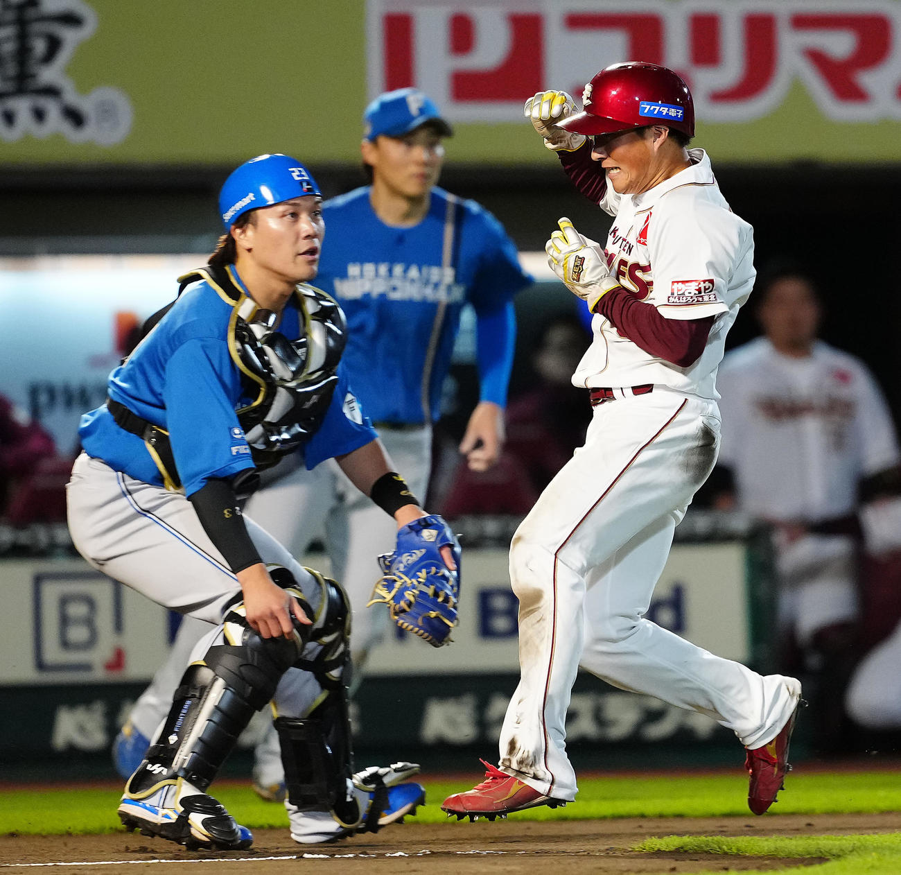 楽天対日本ハム　4回裏楽天1死一、三塁、浅村栄斗の右犠飛で生還する小深田（撮影・たえ見朱実）