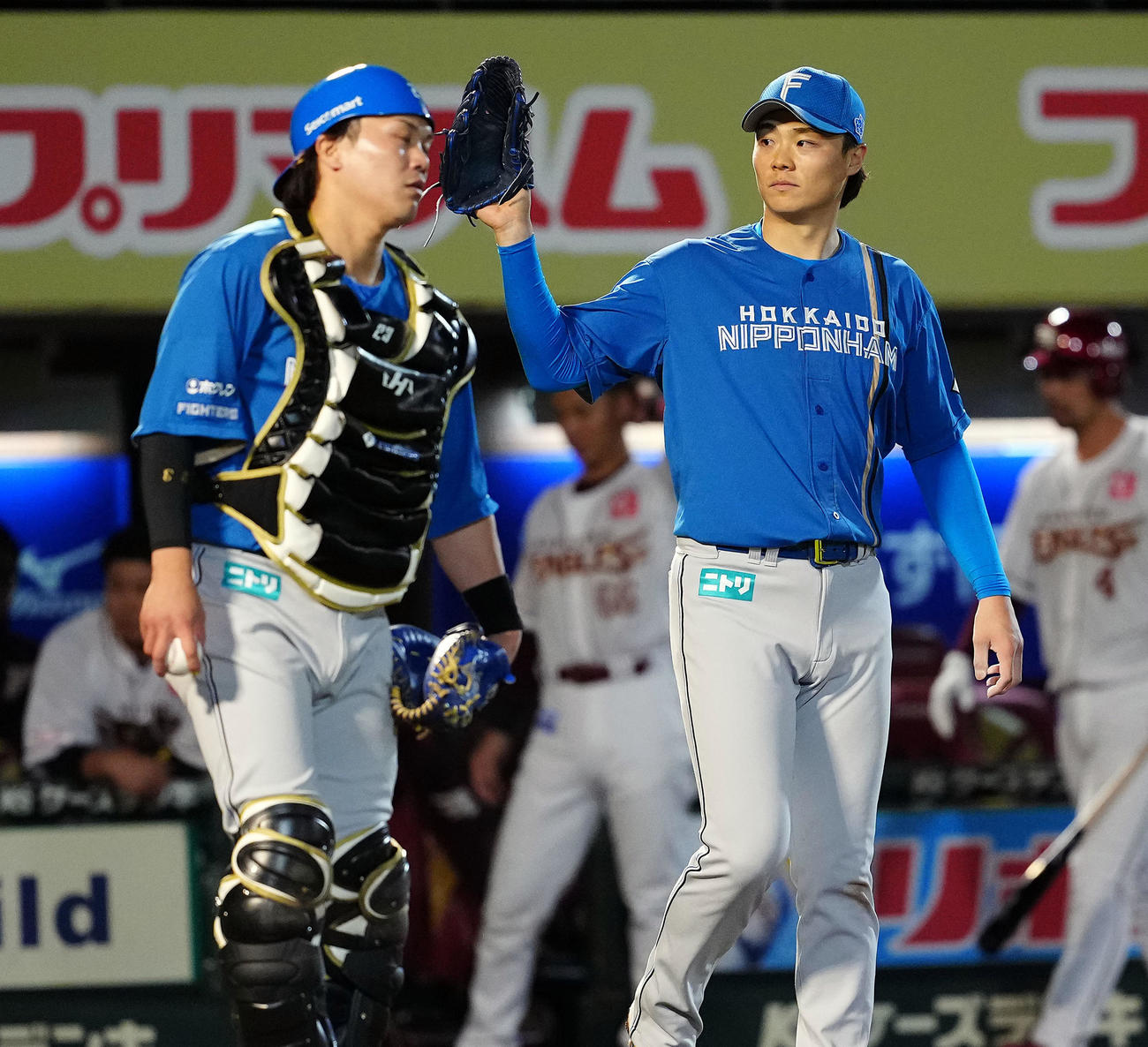 楽天対日本ハム　4回裏楽天1死一、三塁、浅村の右犠飛で1－1の同点とされる山崎（撮影・たえ見朱実）