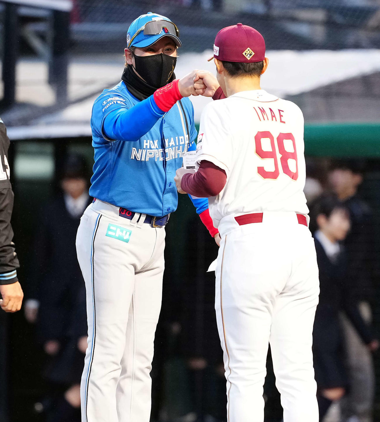 楽天対日本ハム　メンバー表の最終確認で楽天今江監督とグータッチをする日本ハム新庄監督（撮影・たえ見朱実）
