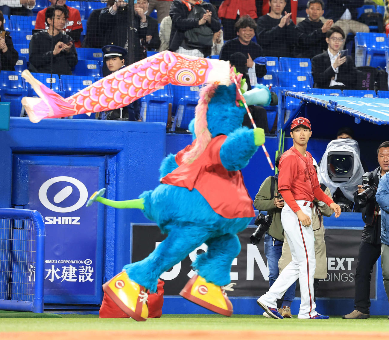 ヤクルト対広島　決勝打で記念撮影に臨む広島宇草（右）の横を、こいのぼりをなびかせ疾走するスラィリー（撮影・浅見桂子）