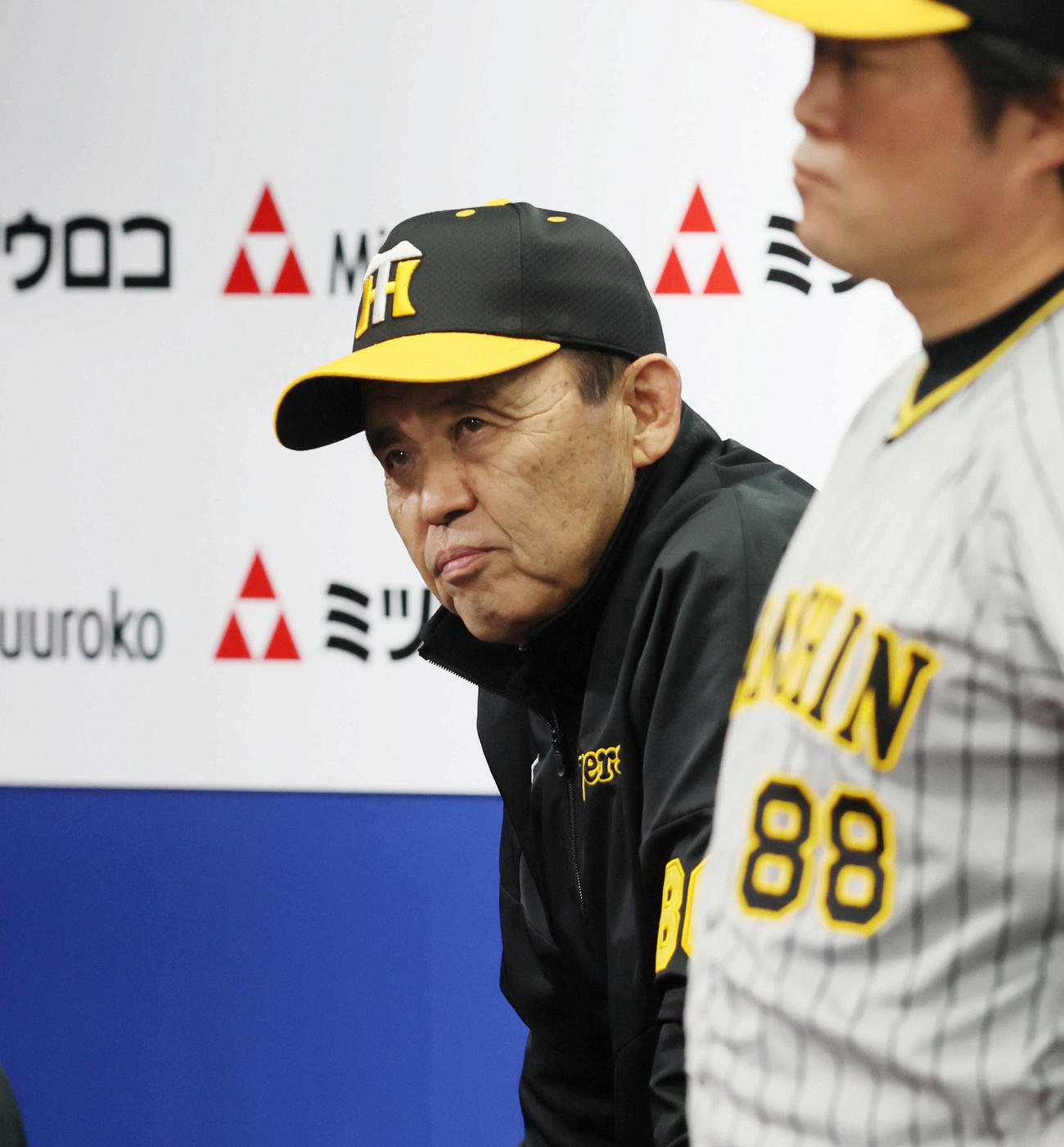 DeNA対阪神　ベンチから戦況を見つめる岡田監督（撮影・加藤哉）