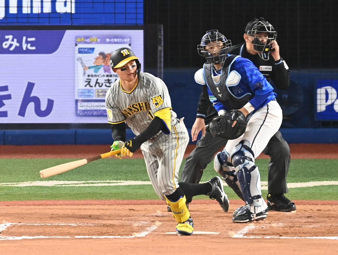 DeNA対阪神　6回表阪神1死一塁、森下は左翼へ二塁打を放つ（撮影・山崎安昭）
