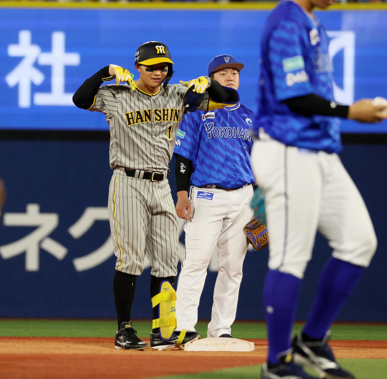 DeNA対阪神　6回表阪神1死一塁、森下は左適時二塁打を放ちベンチに向かってポーズを決める（撮影・加藤哉）