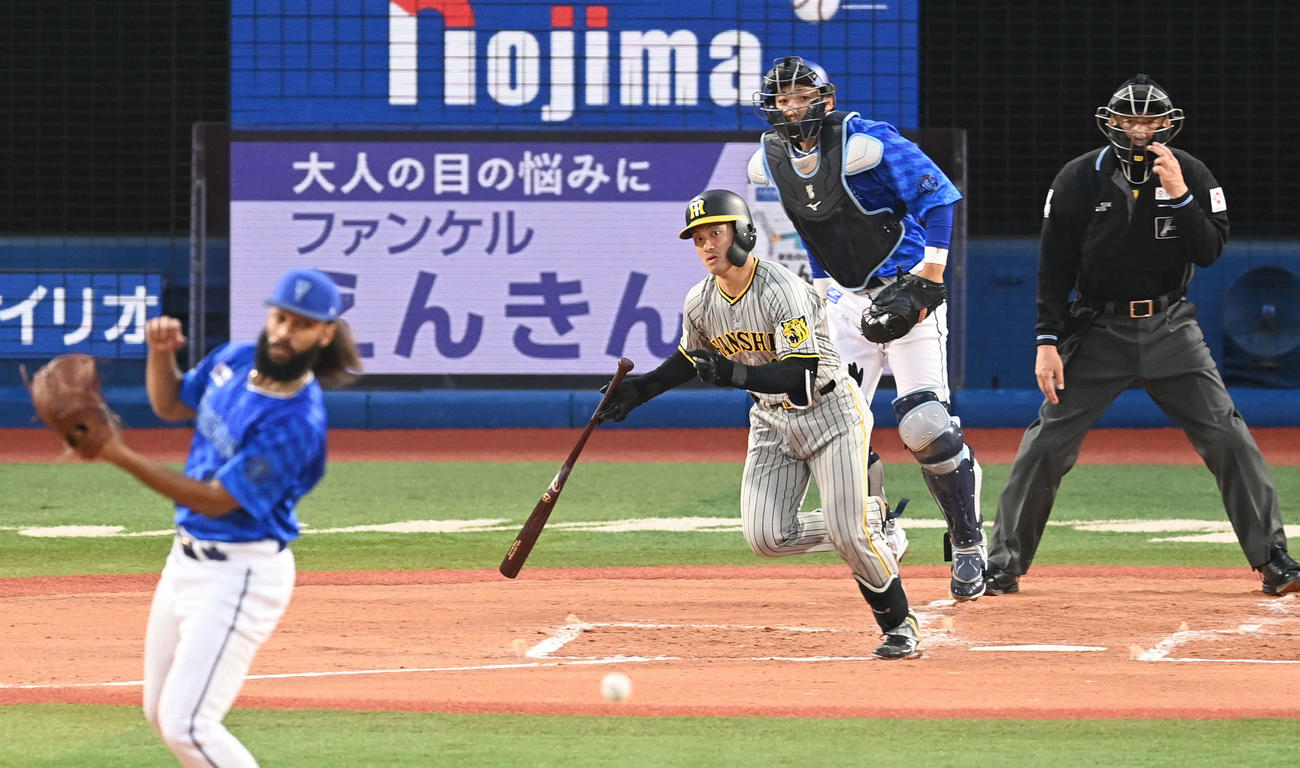 DeNA対阪神　2回表阪神1死、坂本は投手強襲内野安打を放つ。投手ジャクソン（撮影・山崎安昭）