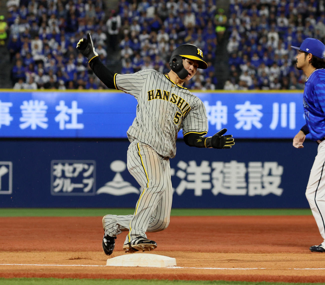 DeNA対阪神　6回表阪神1死一塁、森下の左適時二塁打で三塁をいったんまわりかけた中野（撮影・加藤哉）