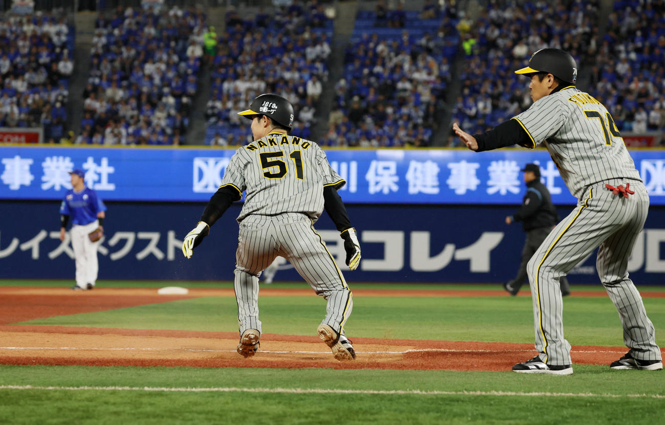 DeNA対阪神　6回表阪神1死一塁、森下の左適時二塁打で三塁をいったんまわりかけた中野は藤本コーチ（右）に止められる（撮影・加藤哉）