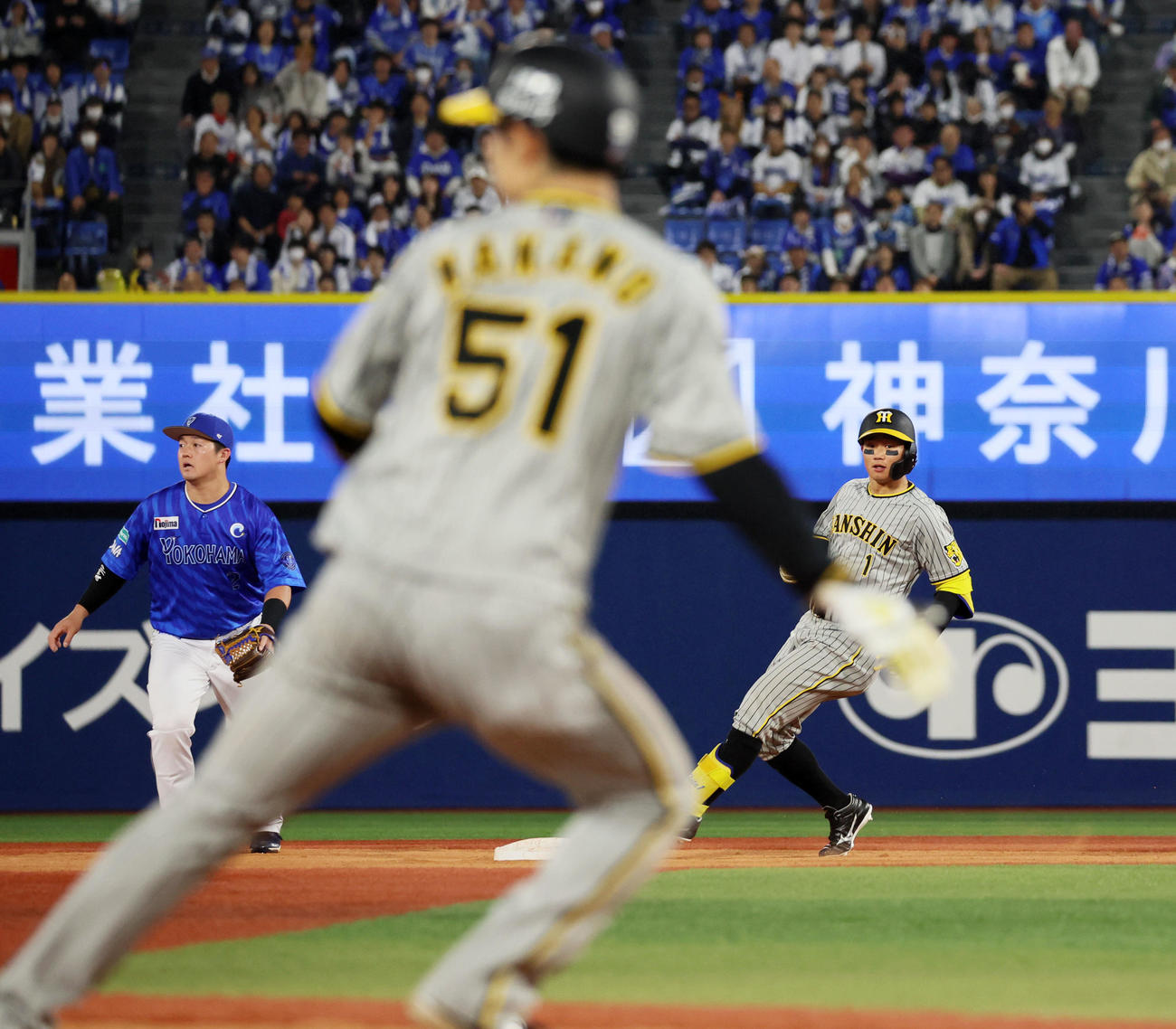 DeNA対阪神　6回表阪神1死一塁、森下は左適時二塁打を放ち一塁走者中野を確認（撮影・加藤哉）