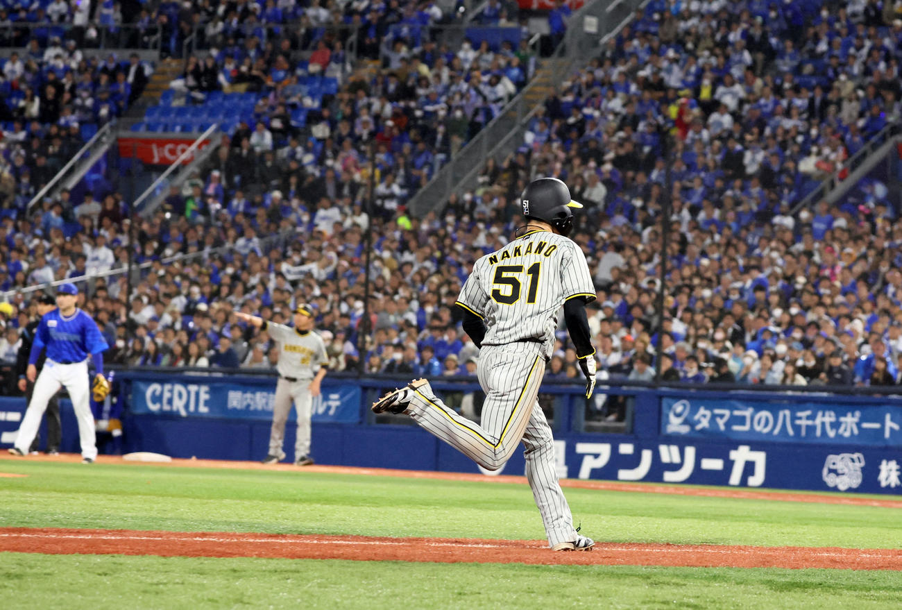 DeNA対阪神　6回表阪神1死一塁、森下の左適時二塁打で左翼の悪送球を見て生還する一塁走者中野（撮影・加藤哉）
