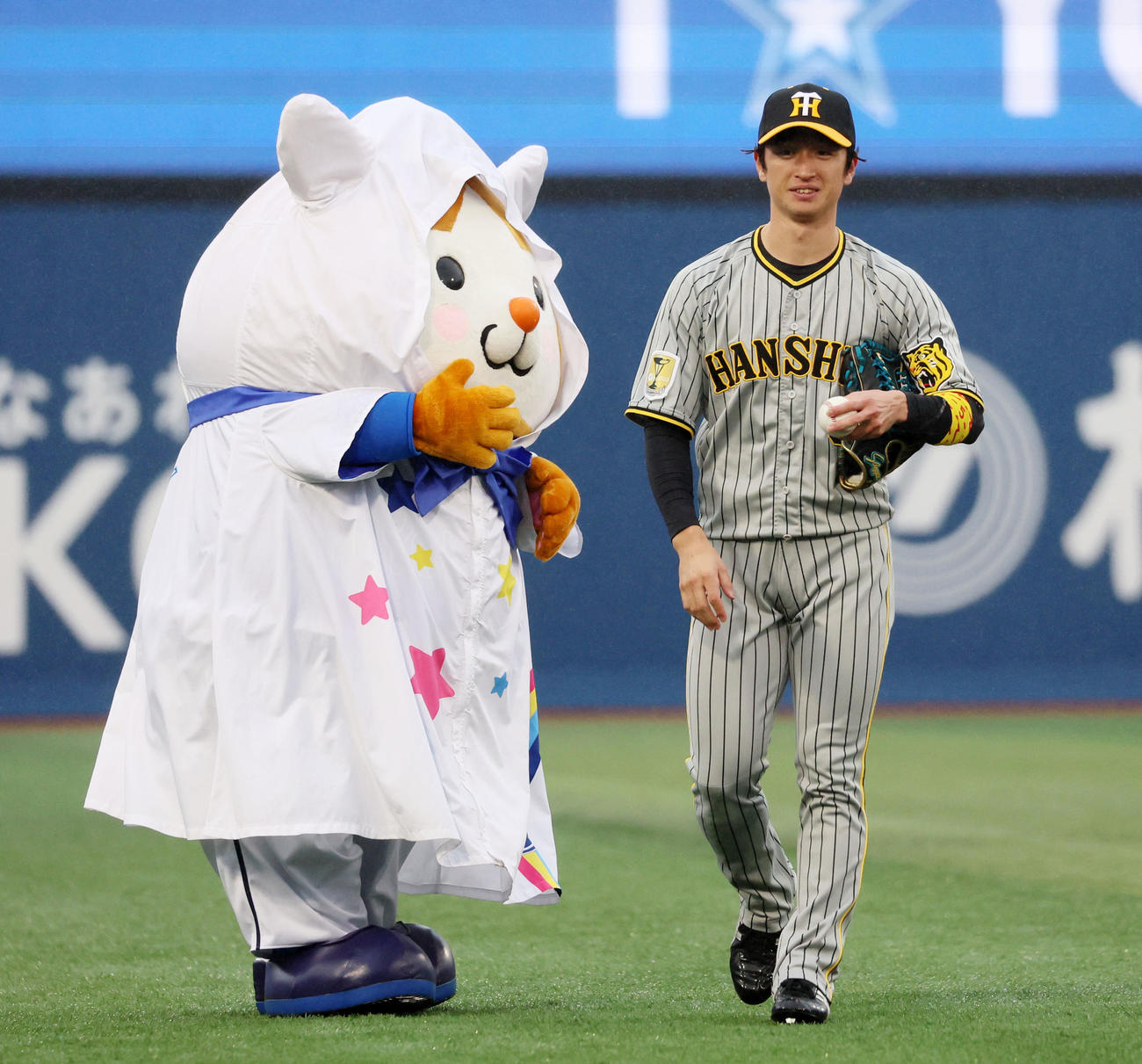 DeNA対阪神　グラウンドからベンチへ向かう近本はDeNAのマスコット、スターマンに触れお見送り？される（撮影・加藤哉）