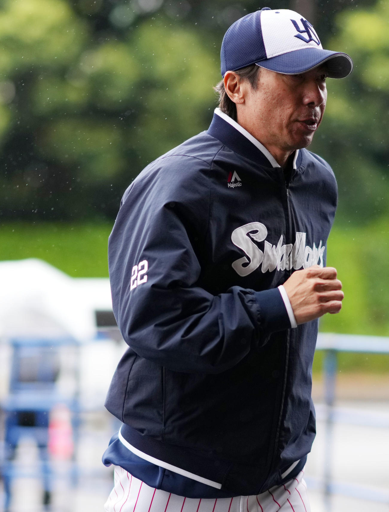 ヤクルト対広島　練習を終え足早に引き揚げるヤクルト高津監督（撮影・横山健太）