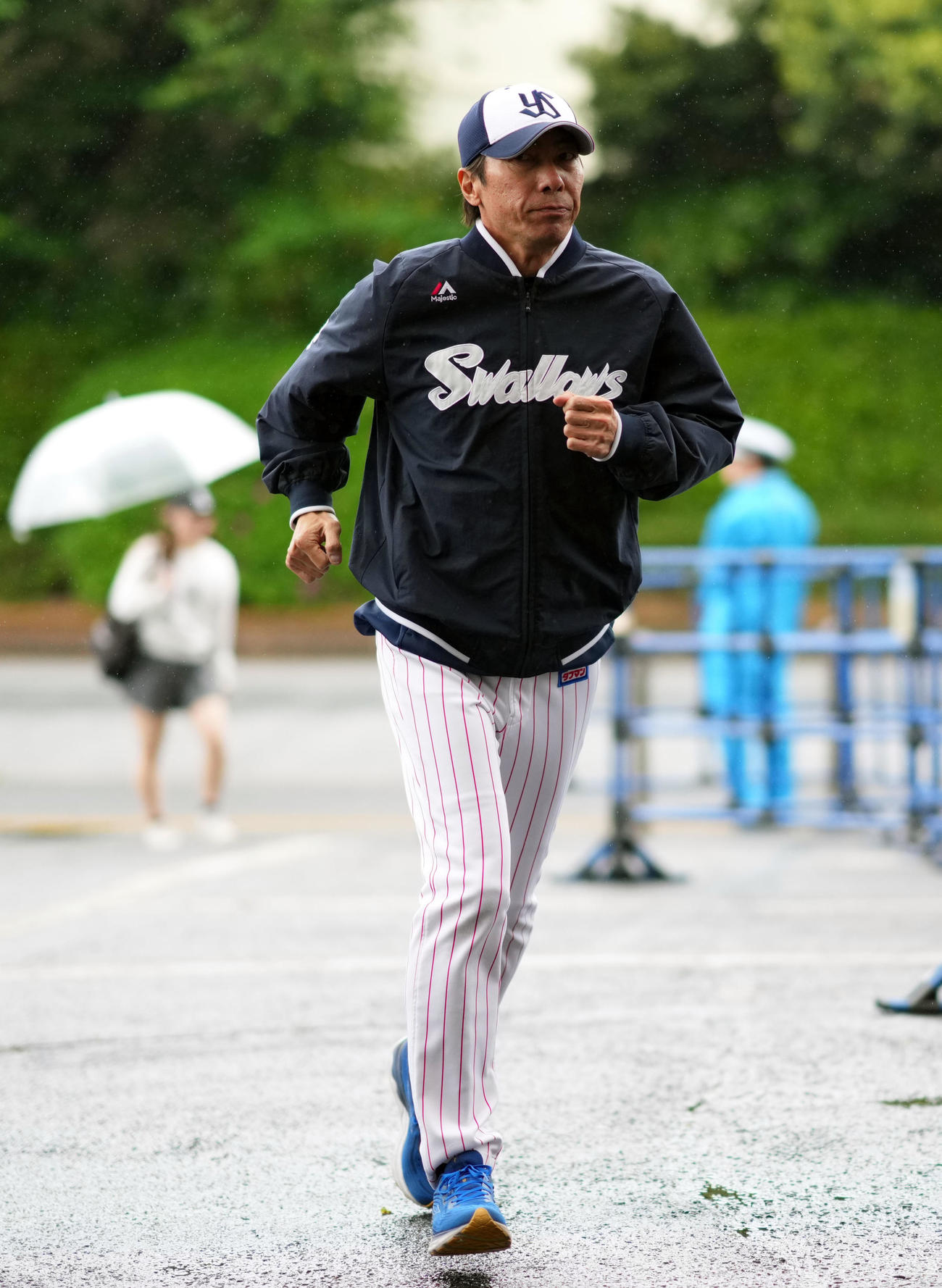 ヤクルト対広島　練習を終え足早に引き揚げるヤクルト高津監督（撮影・横山健太）