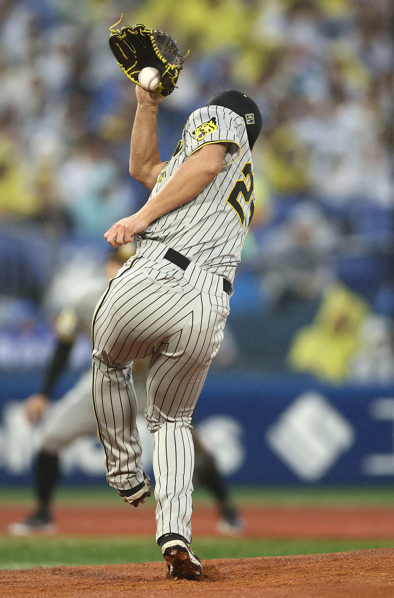 DeNA対阪神　1回裏DeNA無死、度会の打球を止める伊藤将（撮影・河田真司）