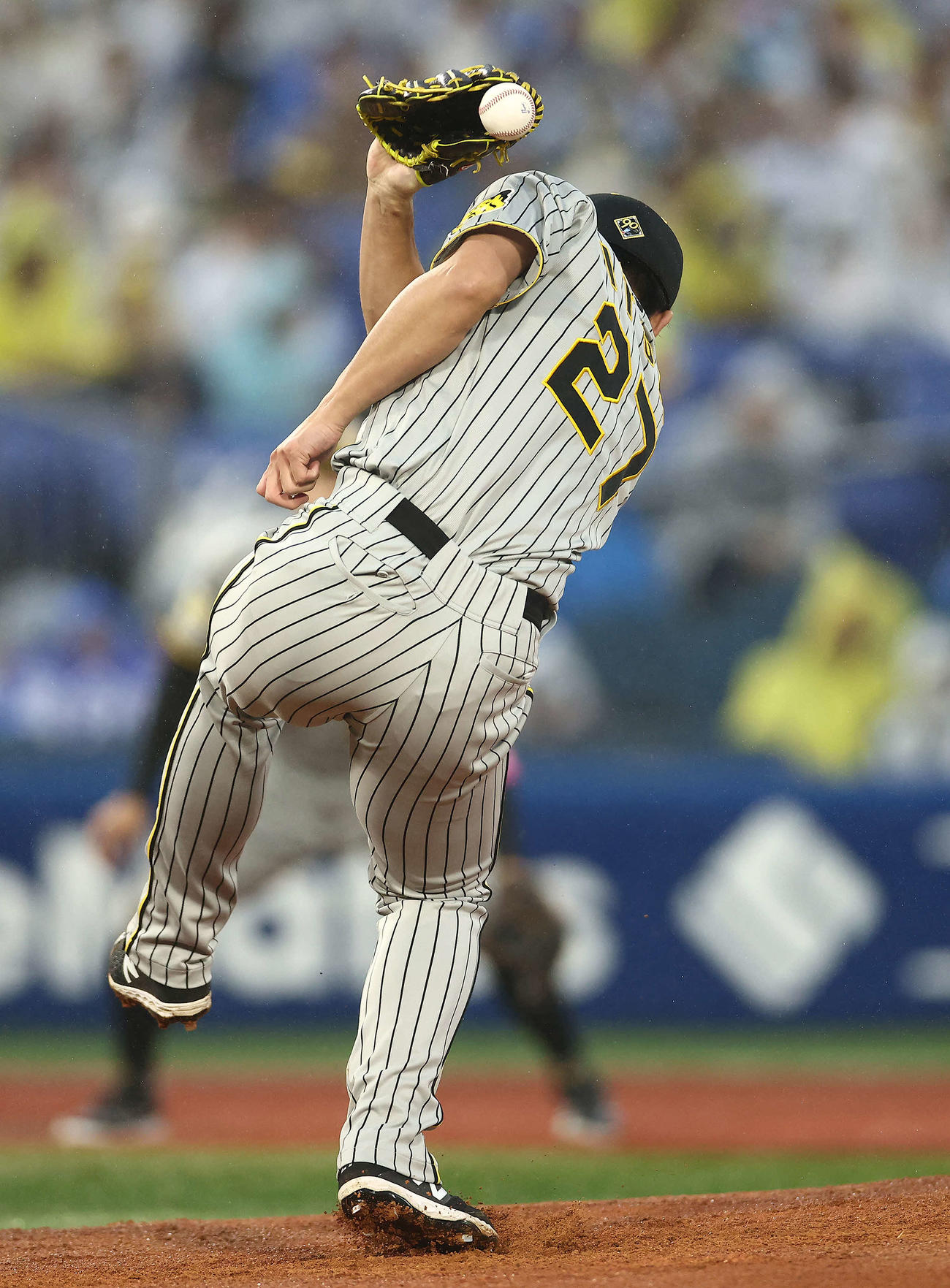 DeNA対阪神　1回裏DeNA無死、度会の打球を止める伊藤将（撮影・河田真司）
