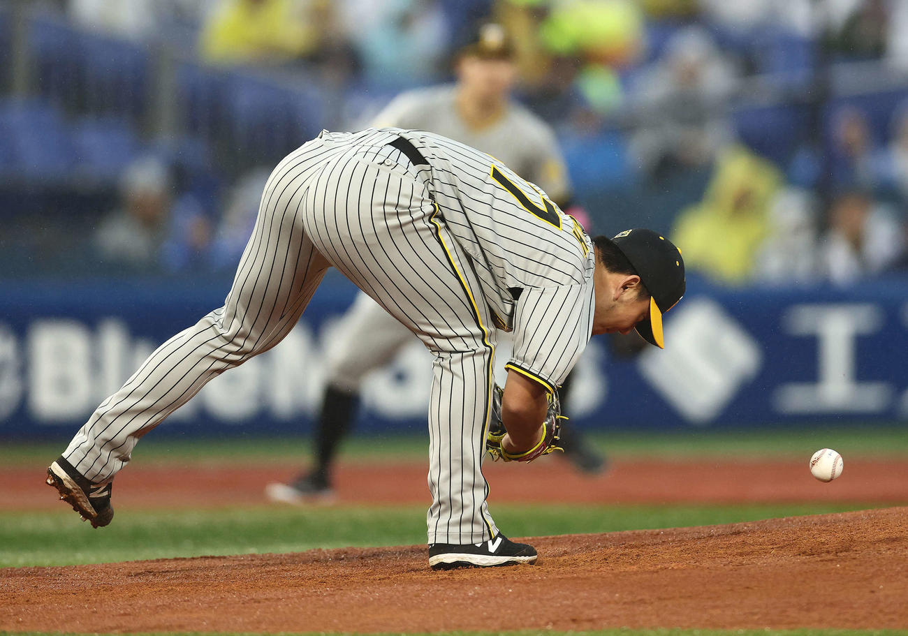 DeNA対阪神　1回裏DeNA無死、度会の打球を止める伊藤将（撮影・河田真司）