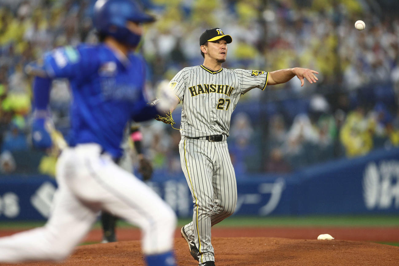 DeNA対阪神　1回裏DeNA無死、度会隆輝を投ゴロに仕留める伊藤将（撮影・河田真司）