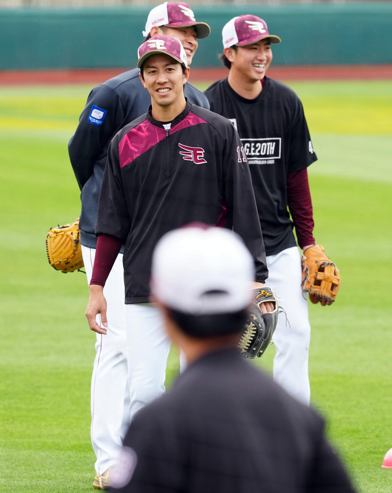 楽天対日本ハム　練習中、笑顔を見せる楽天岸（撮影・たえ見朱実）
