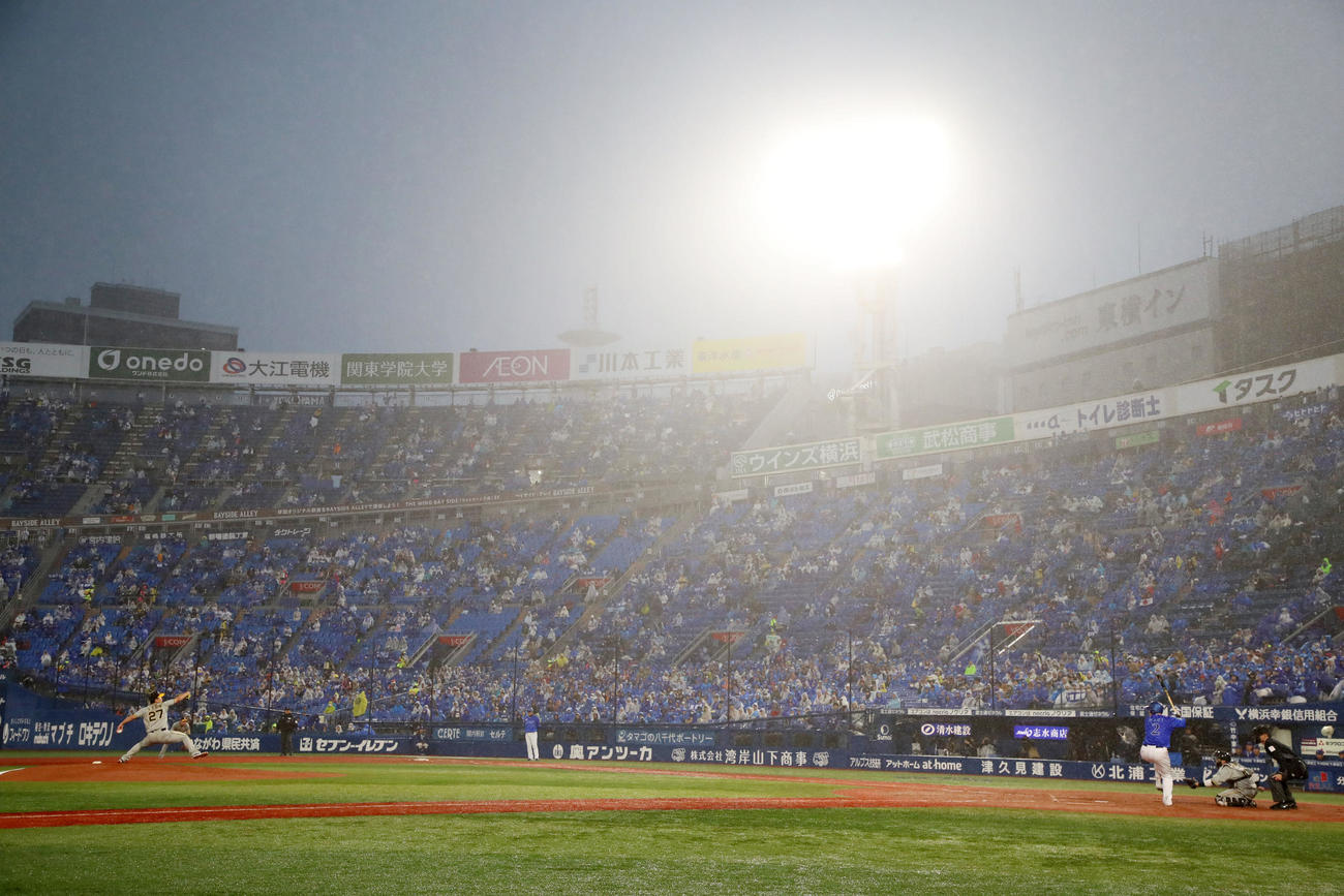 DeNA対阪神　2回裏DeNA無死、伊藤将は雨の中牧に投球する（撮影・加藤哉）