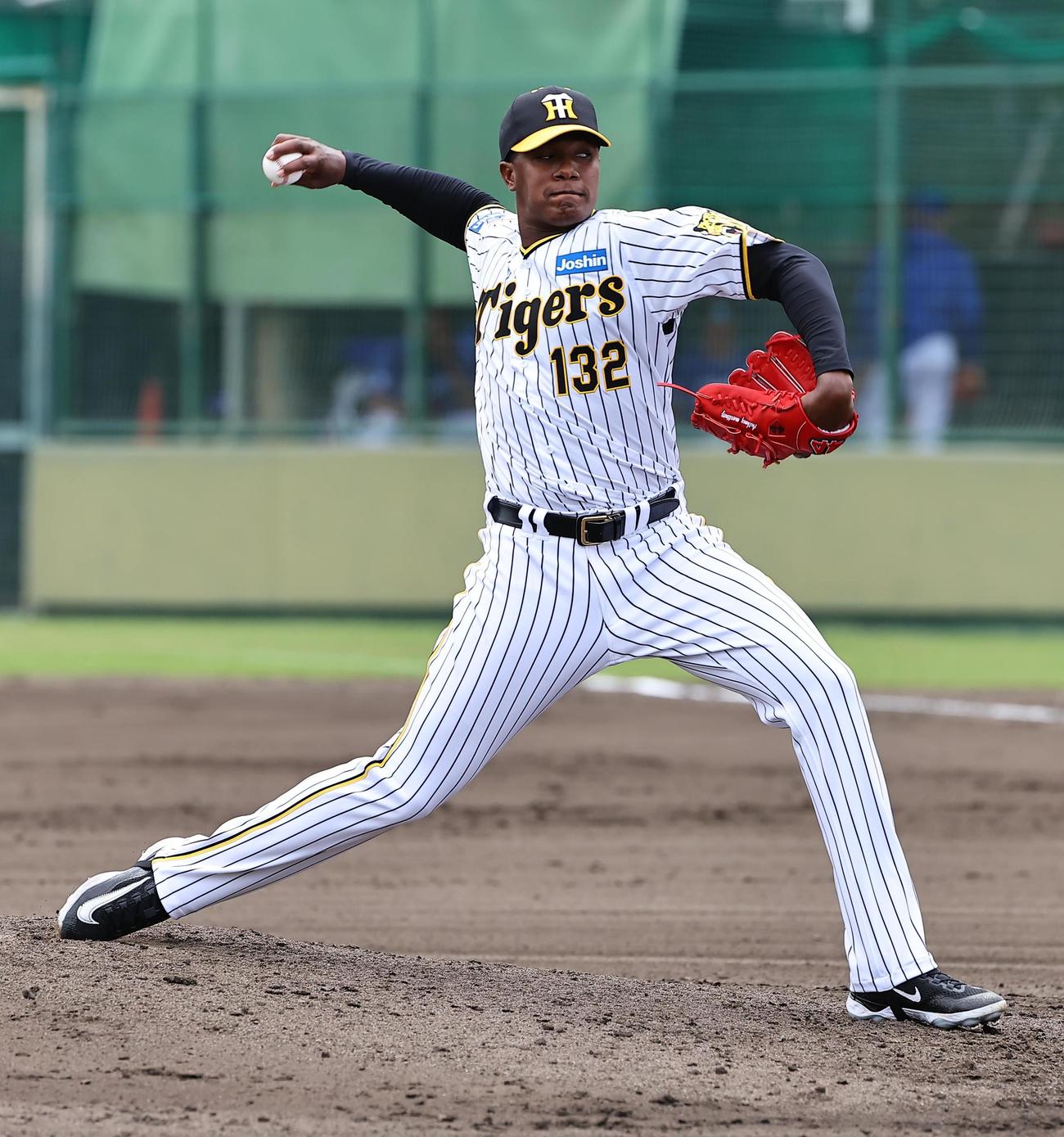 ウエスタン阪神対中日　2番手で登板するマルティネス（撮影・上田博志）