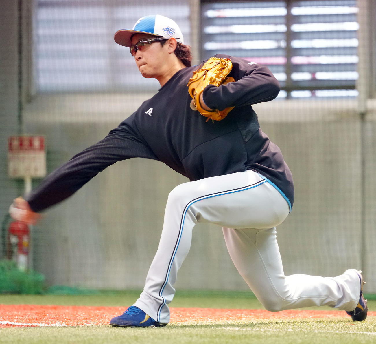 室内で投球練習をする日本ハム鈴木（撮影・たえ見朱実）
