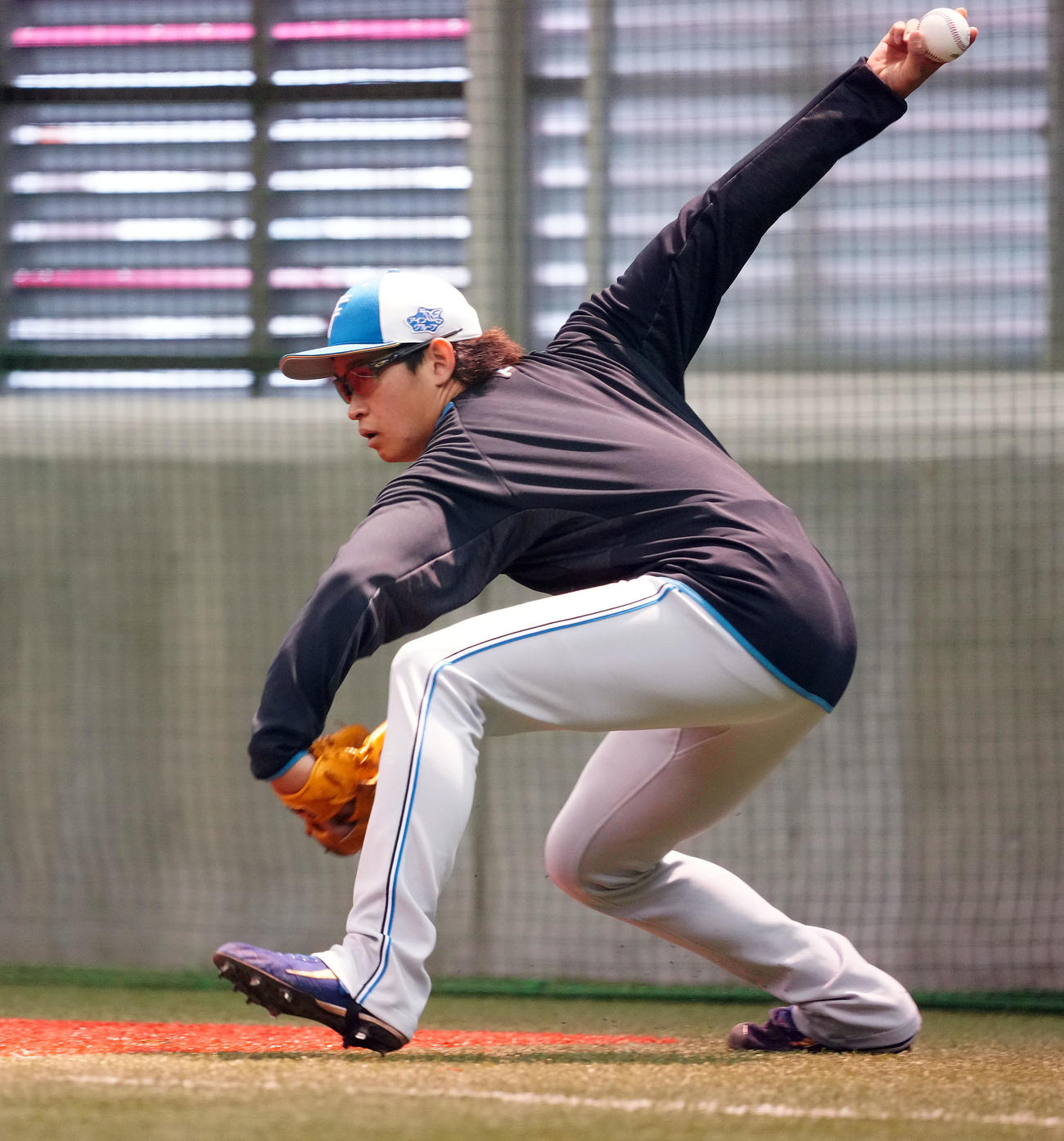室内で投球練習をする日本ハム鈴木（撮影・たえ見朱実）