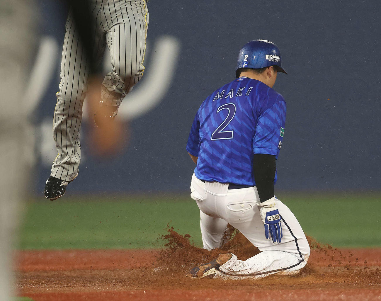 DeNA対阪神　2回裏DeNA1死一塁、二盗を決める牧（撮影・河田真司）