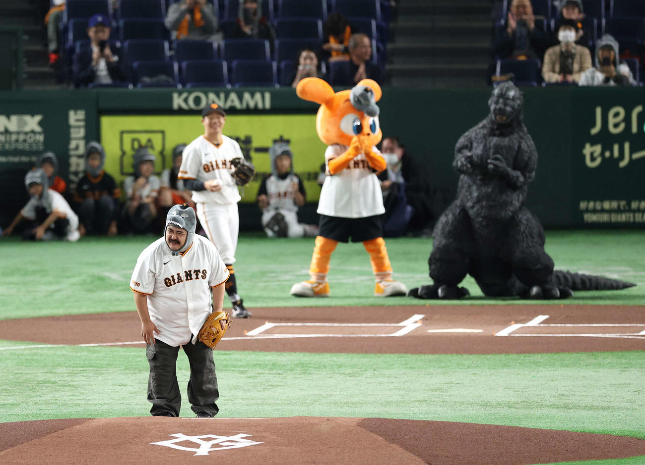 巨人対中日　ファーストピッチセレモニーに登場した空気階段の鈴木もぐら（撮影・河野匠）